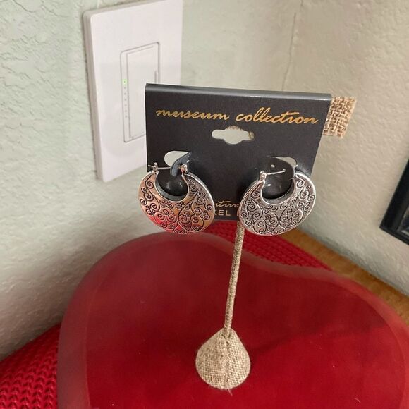 NWT Museum Collection Silver Etched Earrings Sterling Silver Post Nickel Free J7 - Picture 2 of 2